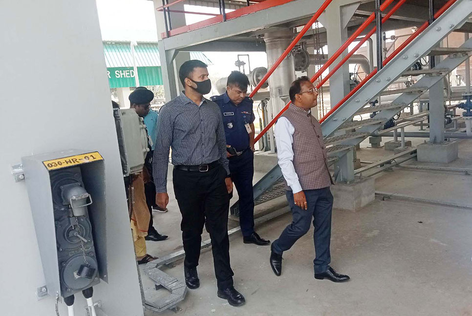 পার্বতীপুর রিসিপ্ট টার্মিনাল পরিদর্শনে ভারতীয় সহকারী হাই কমিশনার 