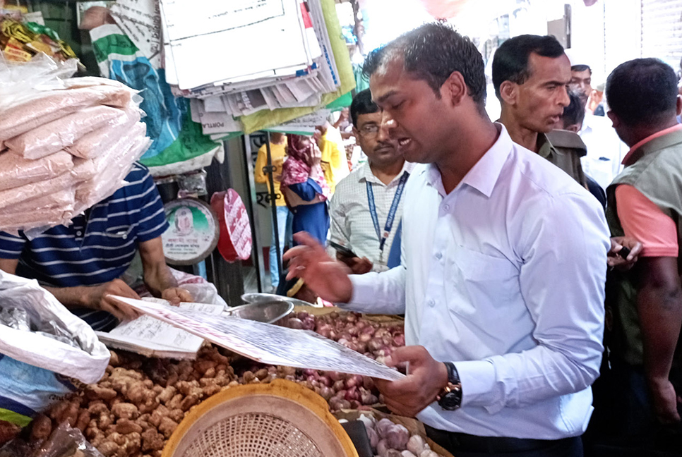 কলাপাড়ায় চার ব্যবসায়ীকে জরিমানা