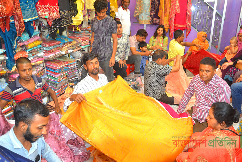 বগুড়ায় জমে উঠেছে ঈদ মার্কেট, পছন্দের শীর্ষে ‘নায়রা’