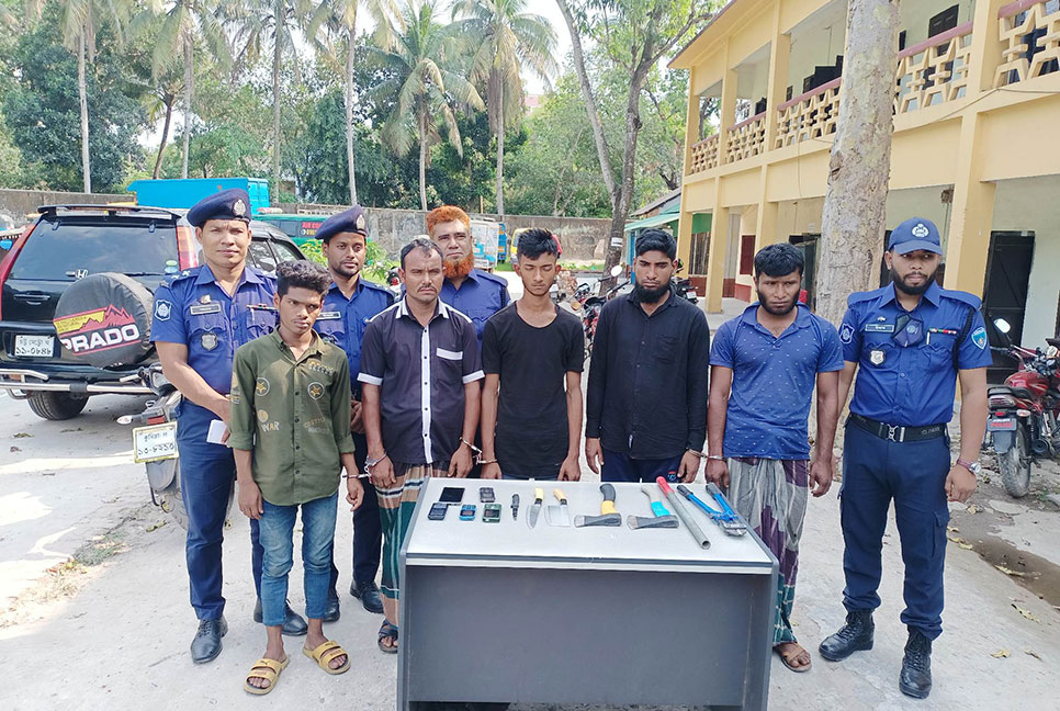 নাঙ্গলকোটে অস্ত্রসহ ৫ ডাকাত আটক