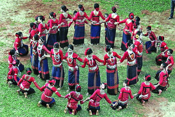 বৈসাবির রঙে পাহাড়