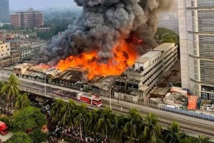 ঈদকে ঘিরে কাপড়ে ভরপুর ছিল বঙ্গবাজার, ব্যবসায়ীদের আহাজারি

