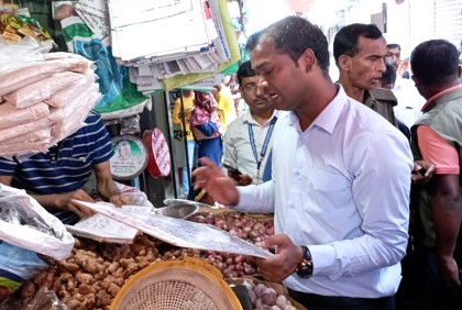 কলাপাড়ায় চার ব্যবসায়ীকে জরিমানা