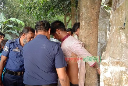 মাকে মারধরে নিষেধ করায় প্রতিবেশী বৃদ্ধাকে পেটালেন যুবক