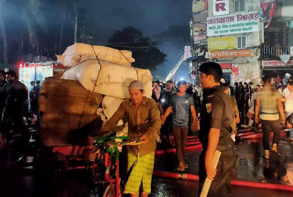 বঙ্গবাজারে অগ্নিকাণ্ড: লোকবলের অভাবে মালামাল চুরির আশঙ্কা
