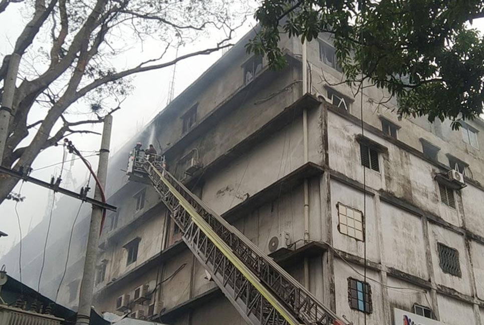 অগ্নিকাণ্ডের ২৪ ঘণ্টা পরও এনেক্সকো টাওয়ারে পানি ছেটানো হচ্ছে