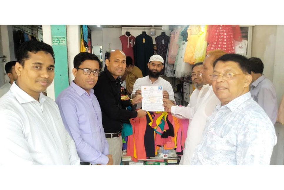 বোয়ালমারীতে ব্যবসায়ীদের মাঝে স্পট ডিলিং লাইসেন্স বিতরণ