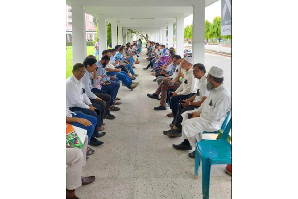 বিভিন্ন দাবিতে 
বারির কৃষি বিজ্ঞানীদের কর্মবিরতি 