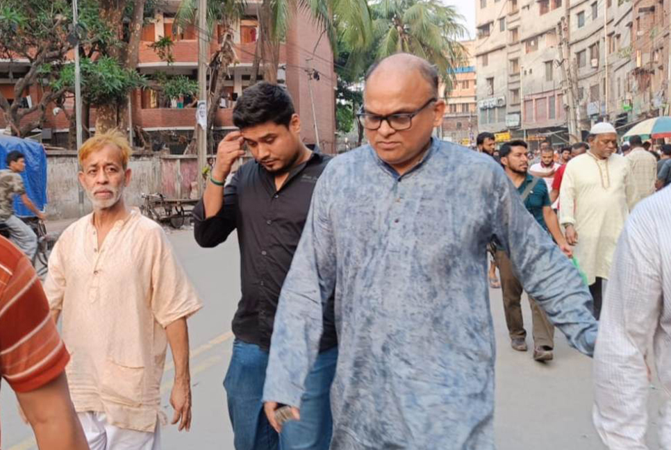 বঙ্গবাজারে ক্ষতিগ্রস্ত ব্যবসায়ীদের মাঝে জাকের পার্টির মহাসচিব 