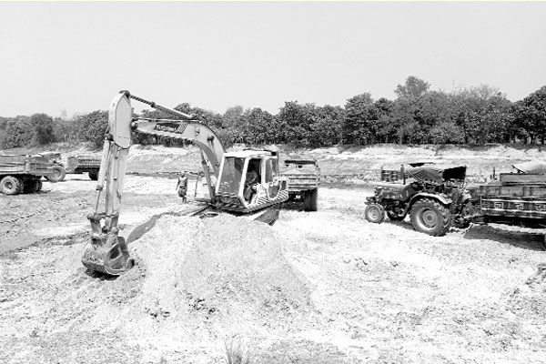 অবৈধভাবে তোলা হচ্ছে নদীর বালু-মাটি