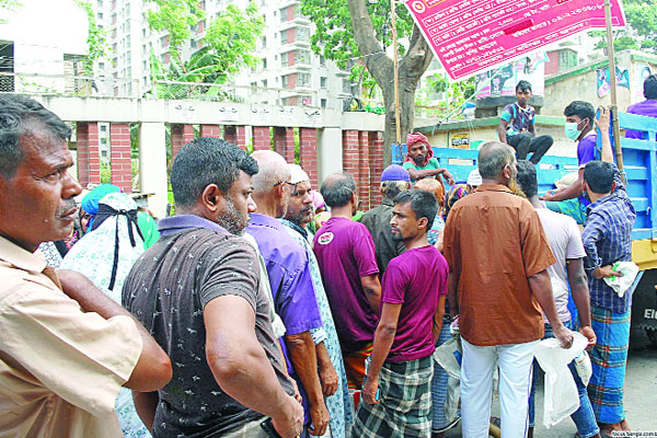 ওএমএসের ট্রাকসেলে ভোক্তাদের ভিড়