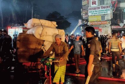 বঙ্গবাজারে অগ্নিকাণ্ড: লোকবলের অভাবে মালামাল চুরির আশঙ্কা