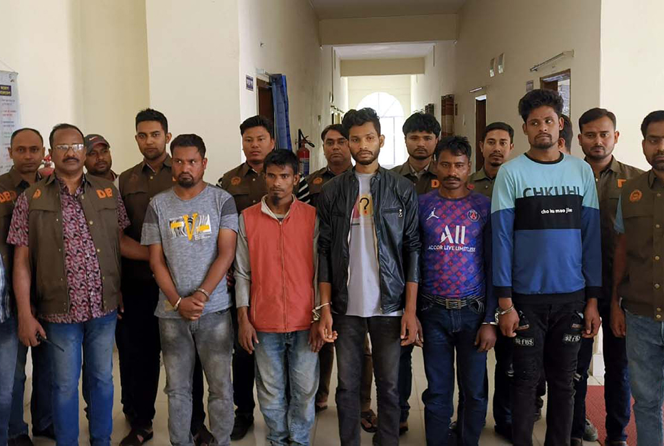 দিনাজপুরে ডাকাত দলের ৫ সদস্য আটক