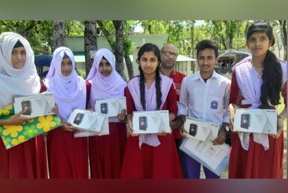 নাটোরের বড়াইগ্রামে প্রধানমন্ত্রীর উপহার পেল ২৮২ শিক্ষার্থী