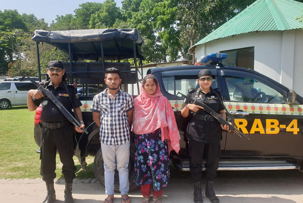 নির্যাতন সইতে না পেরে স্বামীকে হত্যা, স্ত্রী-ছেলে গ্রেফতার