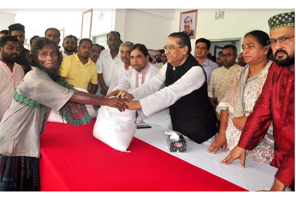 গৌরনদী-আগৈলঝাড়ার ৪ হাজার ২শ পরিবারে
এমপি হাসানাতের খাদ্য সামগ্রী বিতরণ
