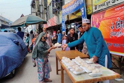 টিফিন ও হাত খরচের জমানো টাকায় ইফতার বিতরণ