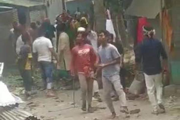 মাদক সেবনে বাধা দেওয়ায় নারীসহ ১৫ জনকে কুপিয়ে জখম