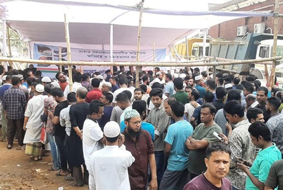 বঙ্গবাজারে অগ্নিকাণ্ড: তথ্য দিতে জেলা প্রশাসনে ক্ষতিগ্রস্ত ব্যবসায়ীদের দীর্ঘ লাইন