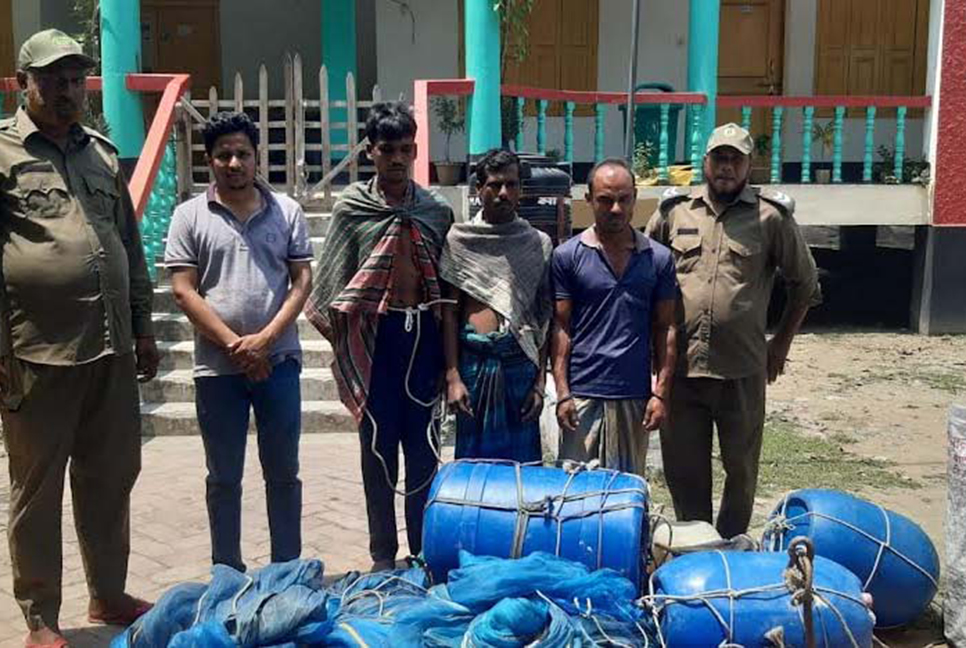 সুন্দরবন থেকে তিন চোরা শিকারি আটক