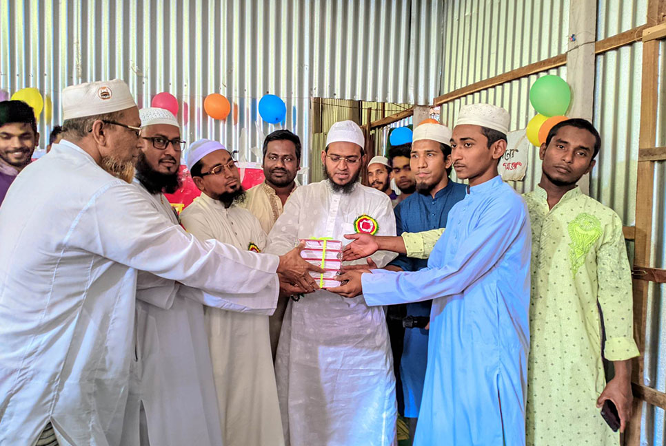 ভালুকায় মাদ্রাসা শিক্ষার্থীদের মাঝে কোরআন বিতরণ