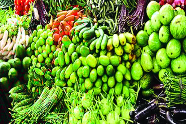 ঊর্ধ্বমুখী সবজি আলু মুরগির দাম