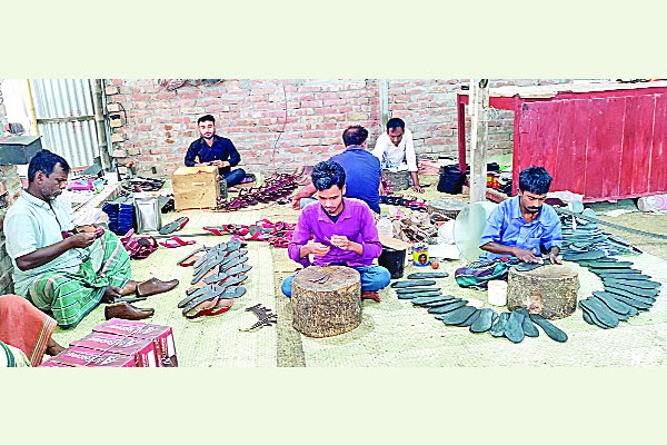 কাজ নেই পাদুকা পল্লীতে