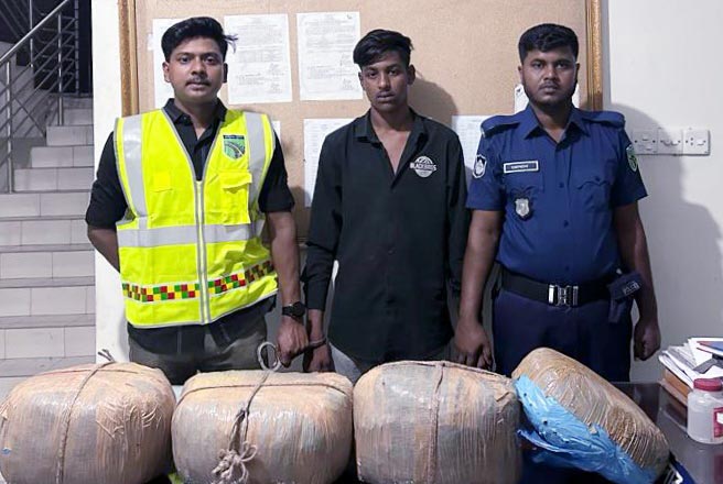 ফলের ক্যারেটে মিলল সাড়ে ১৪ কেজি গাঁজা