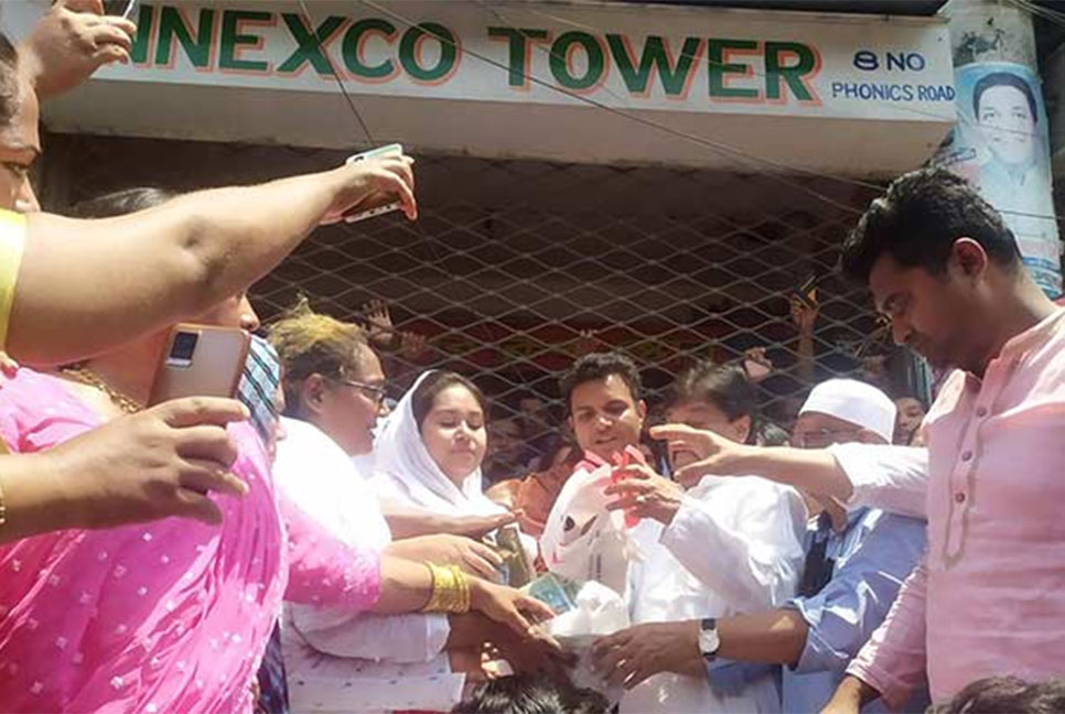 ক্ষতিগ্রস্ত ব্যবসায়ীদের ২০ লাখ টাকা দিলেন তৃতীয় লিঙ্গের মানুষরা
