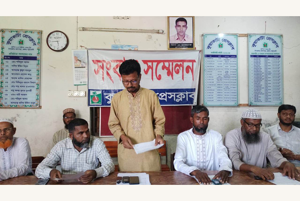 মেয়রের বিরুদ্ধে জোরপূর্বক দেয়াল ঘুরিয়ে দেওয়ার অভিযোগ