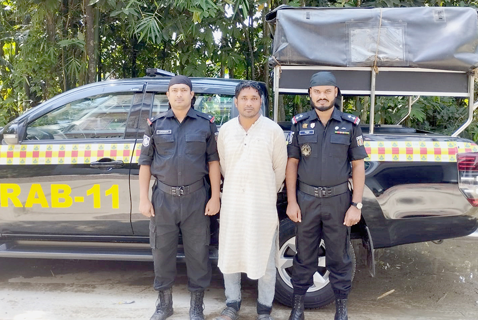 লক্ষ্মীপুরে গাঁজা-ফেন্সিডিলসহ যুবক আটক