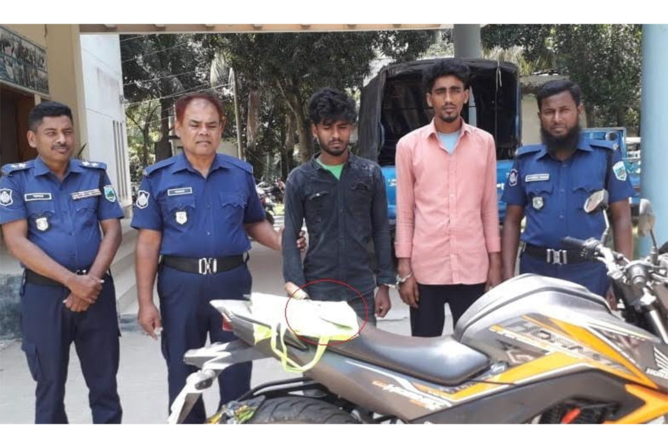 অস্ত্র ঠেকিয়ে 
মোটরসাইকেল ছিনতাই, আটক ২