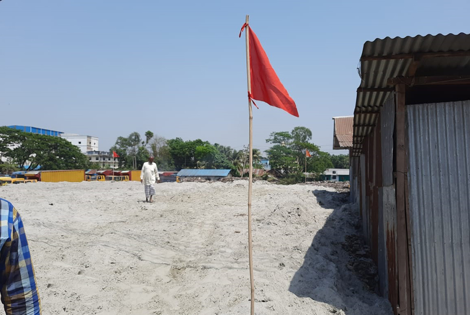 জমি দখল করে আওয়ামী লীগের কার্যালয়, উদ্ধার করে লাল নিশান টাঙিয়ে দিলেন ম্যাজিস্ট্রেট
