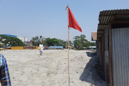 জমি দখল করে আওয়ামী লীগের কার্যালয়, উদ্ধার করে লাল নিশান টাঙিয়ে দিলেন ম্যাজিস্ট্রেট