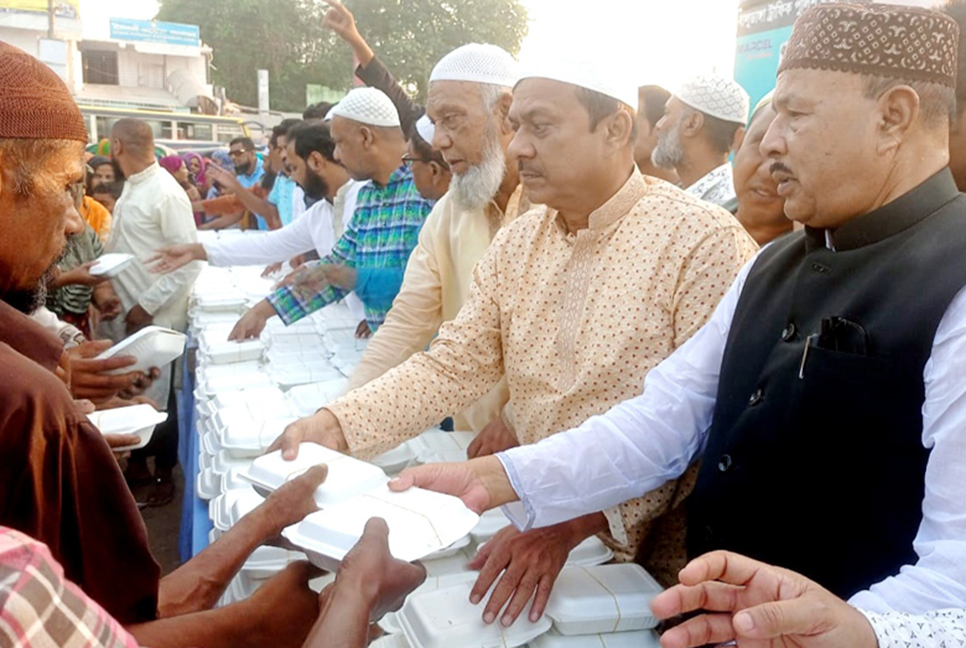 নওগাঁয় পথচারীদের মাঝে ইফতার বিতরণ