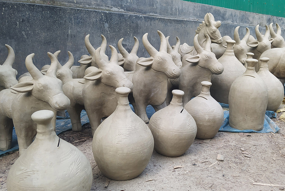 বৈশাখ নিয়ে ব্যস্ত মৃৎশিল্পীরা