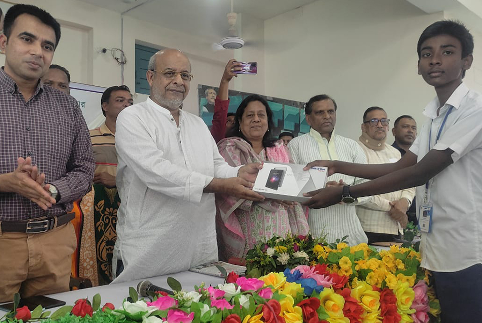 বালিয়াকান্দিতে শিক্ষার্থীদের মাঝে ট্যাব বিতরণ