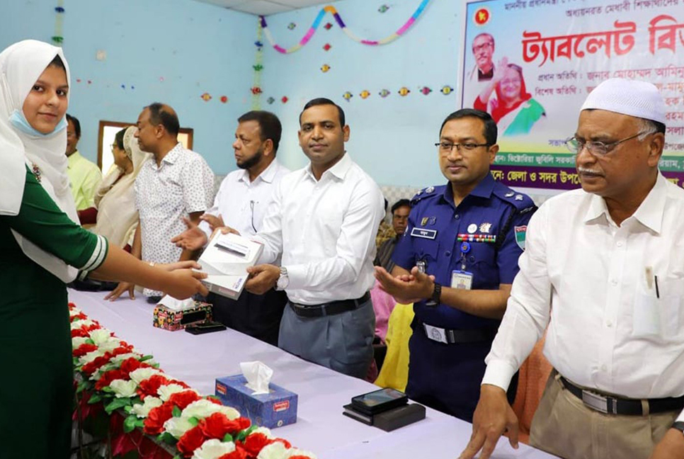চুয়াডাঙ্গায় ৩৭৯ শিক্ষার্থী পেল ট্যাব