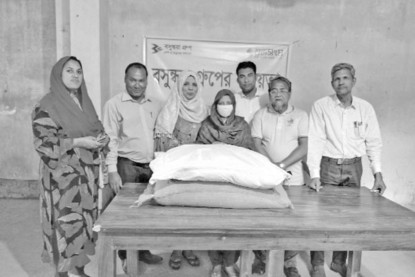 দরিদ্র পরিবারকে এক মাসের খাদ্যসামগ্রী দিল বসুন্ধরা