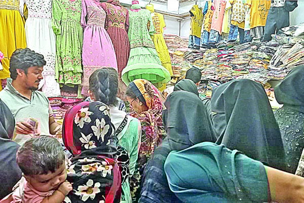 নারায়ণগঞ্জে দ্বিগুণ দাম হাঁকাচ্ছেন বিক্রেতারা