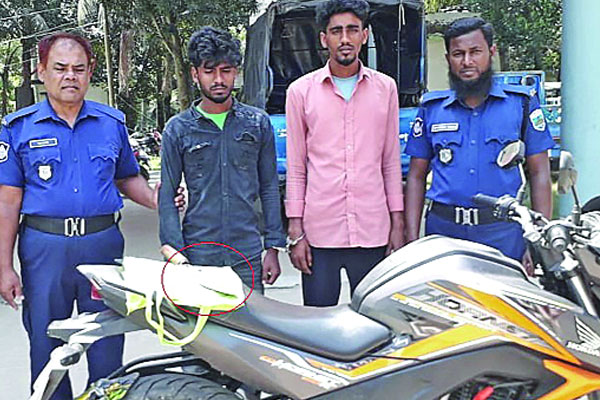 ব্যবসায়ীর স্ত্রীর গলায় অস্ত্র ঠেকিয়ে ছিনতাই মোটরসাইকেল