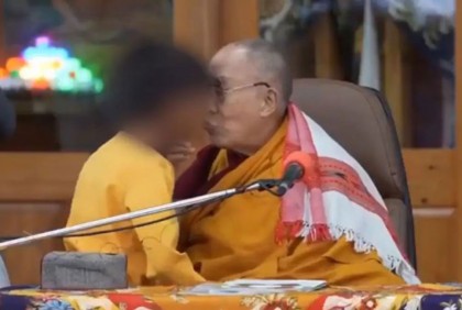যে কারণে ফের বিতর্কে দালাই লামা, ভিডিও ভাইরাল