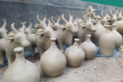 বৈশাখ নিয়ে ব্যস্ত মৃৎশিল্পীরা