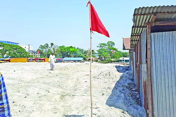 উদ্ধারের পর লাল নিশান টাঙিয়ে দিলেন ম্যাজিস্ট্রেট