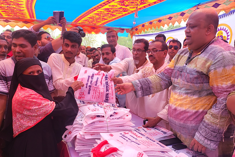 নরসিংদীতে দুই হাজার মানুষের মাঝে প্রধানমন্ত্রীর ঈদ উপহার বিতরণ