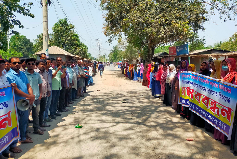 বিদ্যালয়-বাড়িতে আগুন, সড়কে বাঁশ বেঁধে মানববন্ধন