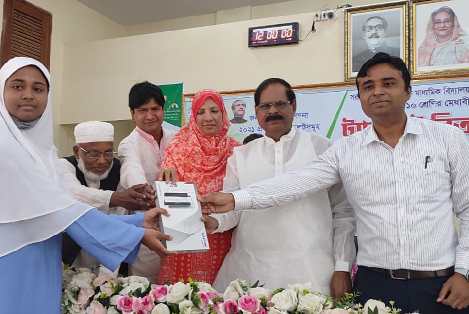 জয়পুরহাটে শিক্ষার্থীদের মাঝে ট্যাব বিতরণ
