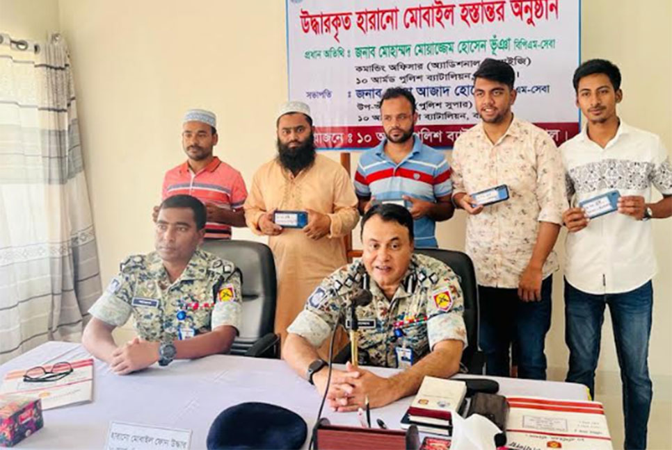 বরিশালে হারিয়ে যাওয়া ৫টি মোবাইল ফোন সেট উদ্ধার