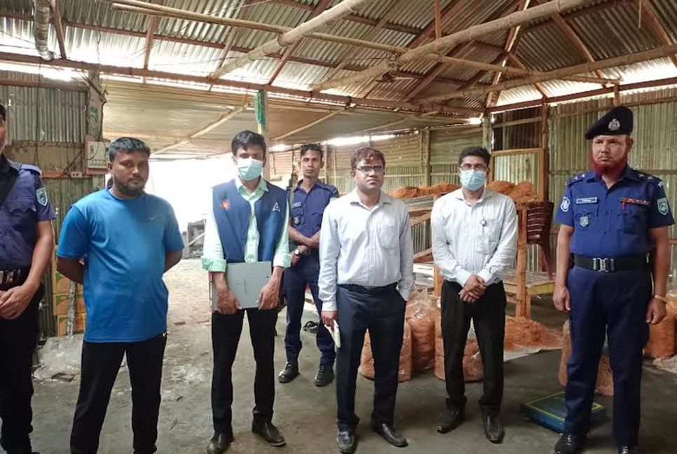 কুড়িগ্রামে দুই প্রতিষ্ঠানকে ২০ হাজার টাকা জরিমানা