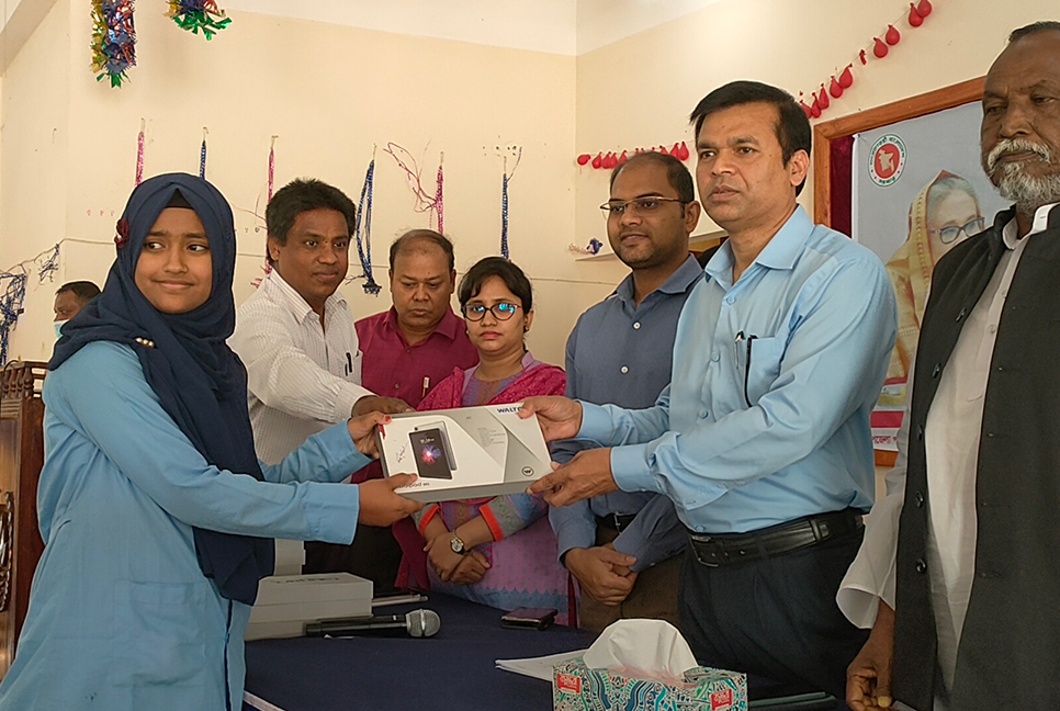 লালমনিরহাটে ট্যাব পেল ১৯২ শিক্ষার্থী